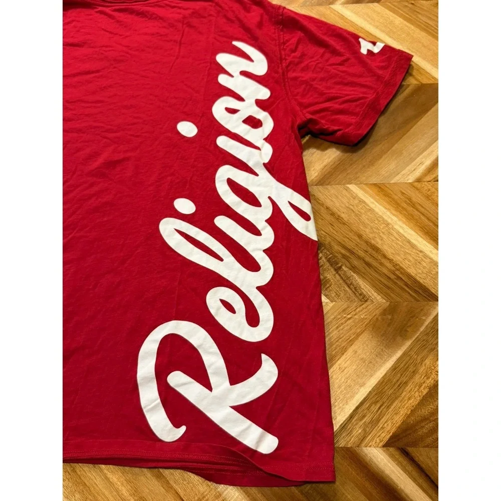 True Religion Men's v-neck T-Shirt XXL Logos All Over Back Spell Out Red Seams